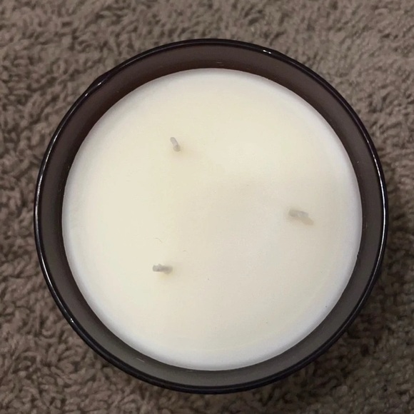 New White Barn 3 Wick Candle and Holder - Picture 9 of 9